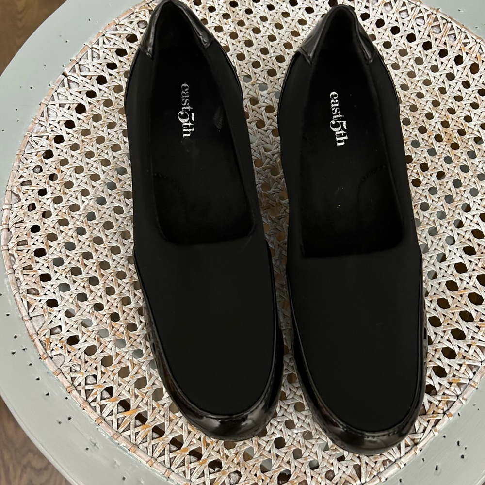 Ladies shoes East fifth size 6